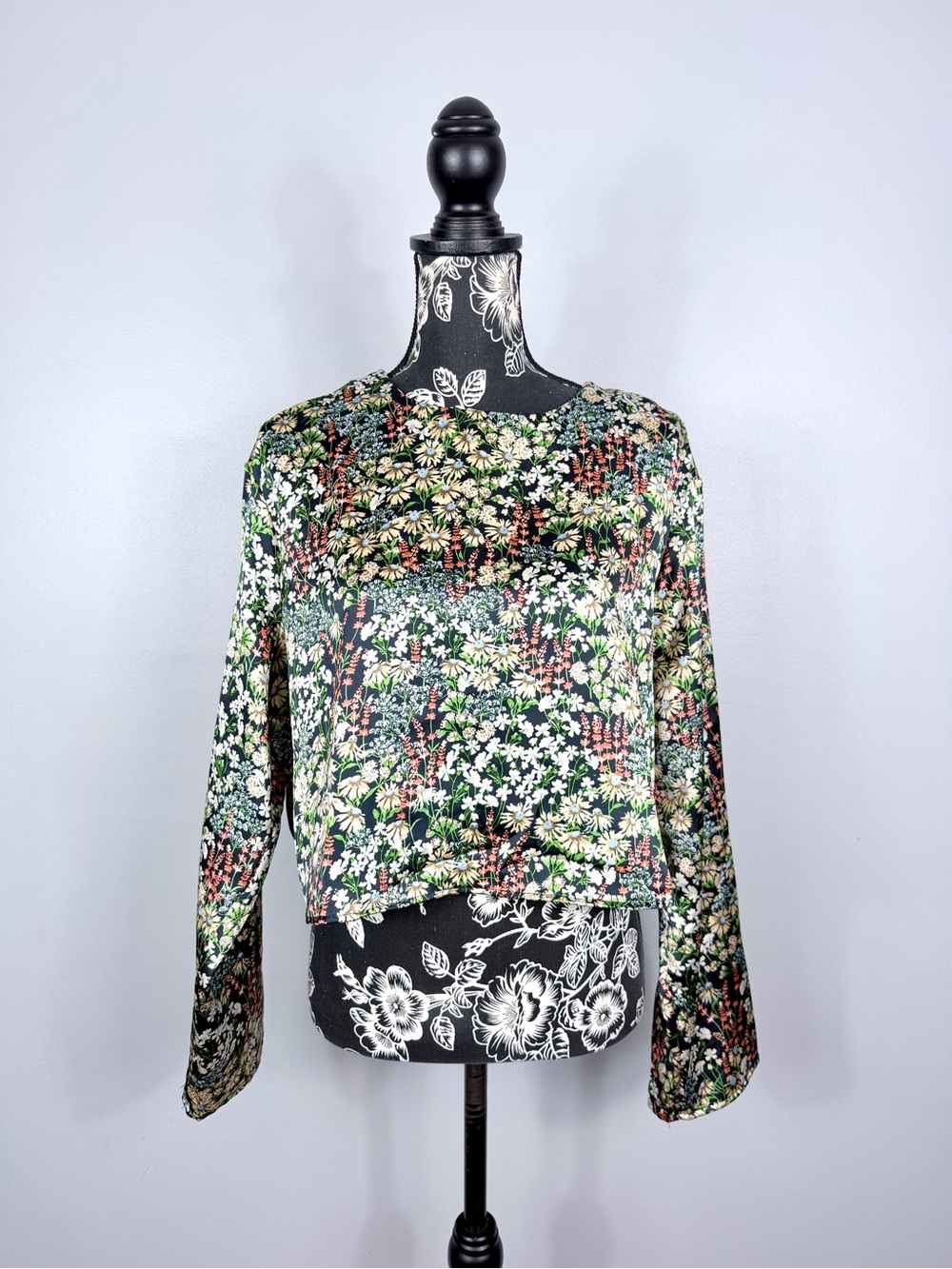 NWT H&M floral print silky/ satin long sleeve cropped blouse size large